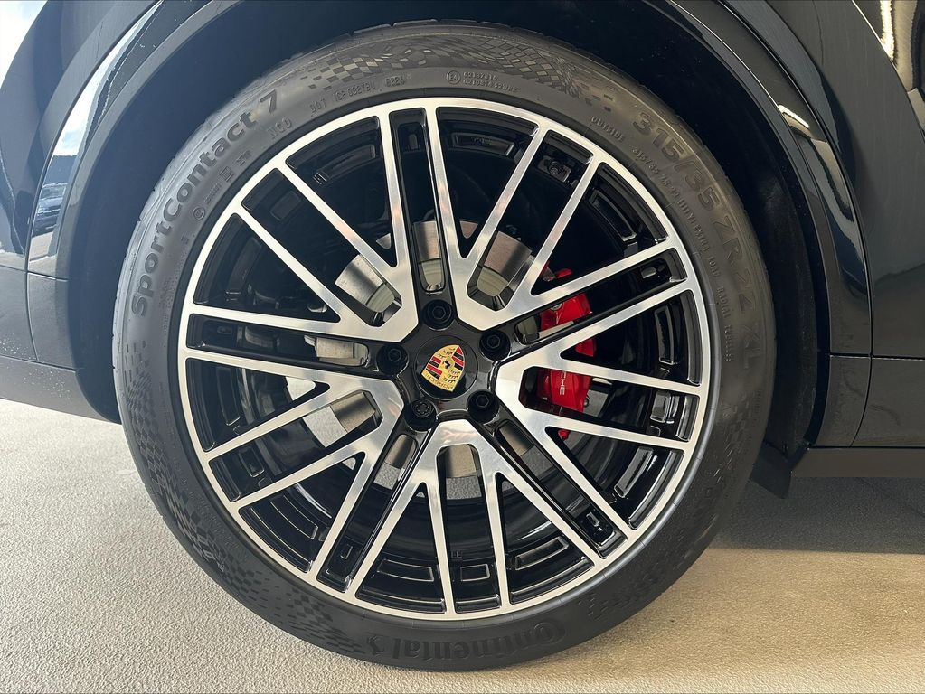 Porsche Cayenne 2024 г. Чёрный, пробег 5000 км