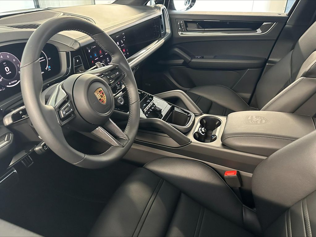 Porsche Cayenne 2024 г. Чёрный, пробег 5000 км