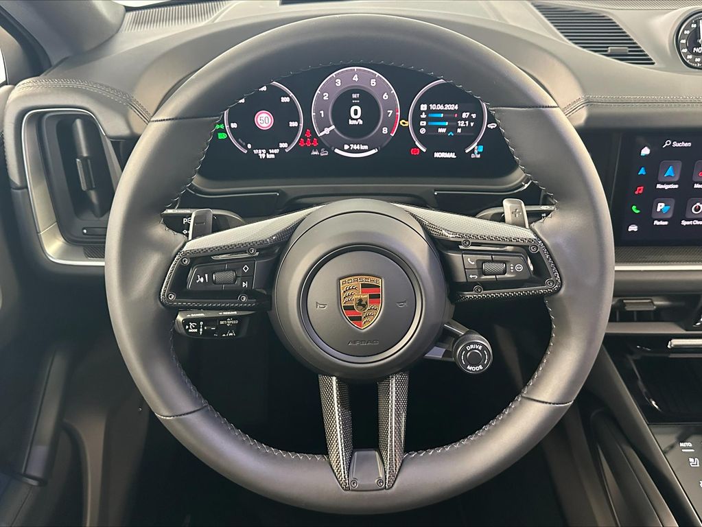 Porsche Cayenne 2024 г. Чёрный, пробег 5000 км