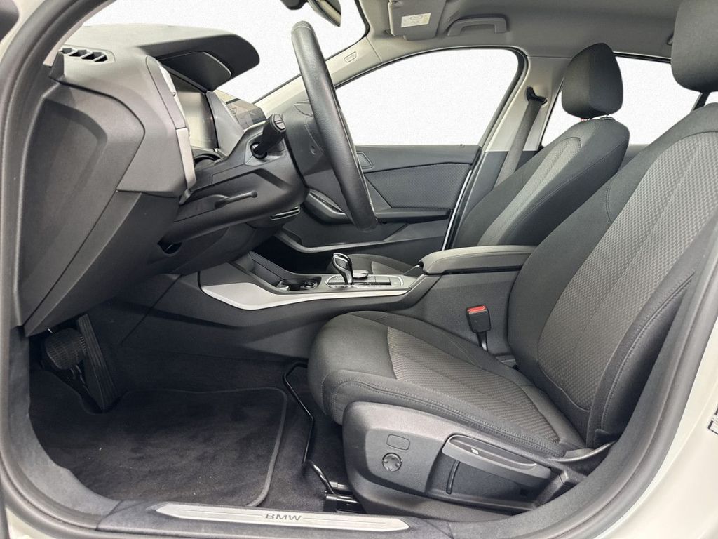BMW 118 2023 г. Белый, пробег 43649 км