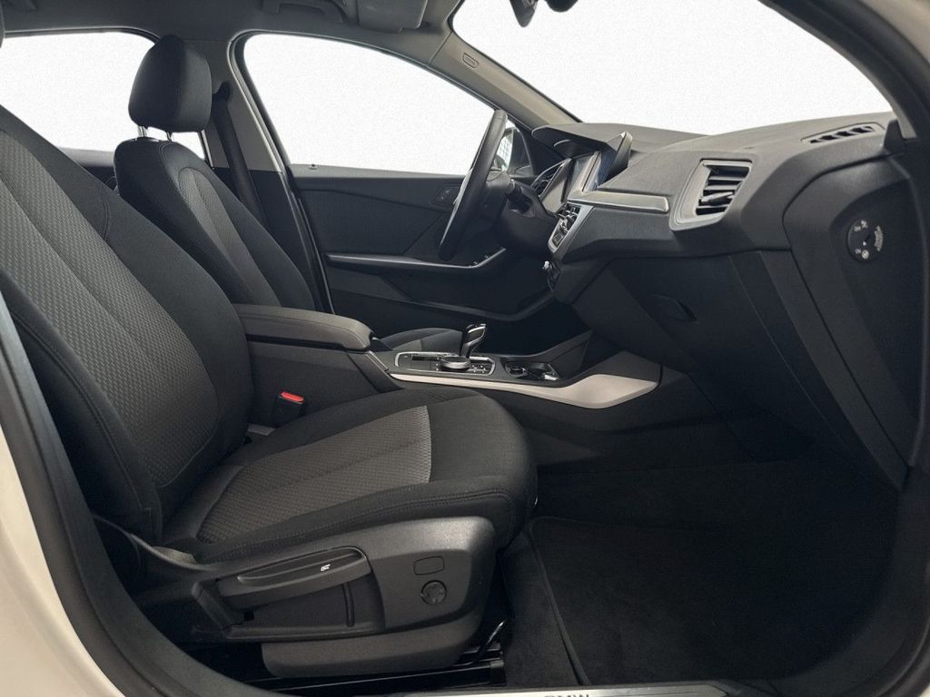 BMW 118 2023 г. Белый, пробег 43649 км