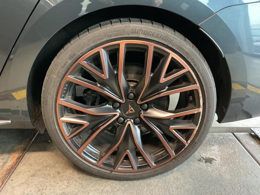 Cupra Leon 2023 г. Серый, пробег 43300 км