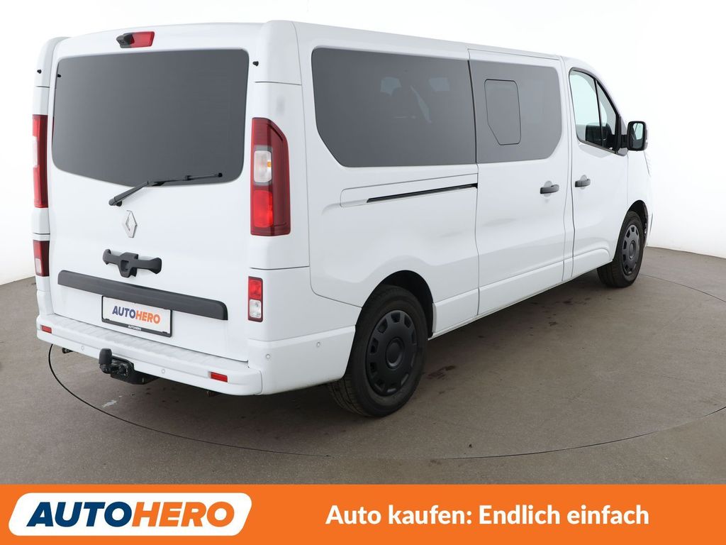 Renault Trafic 2023 г. Белый, пробег 58653 км