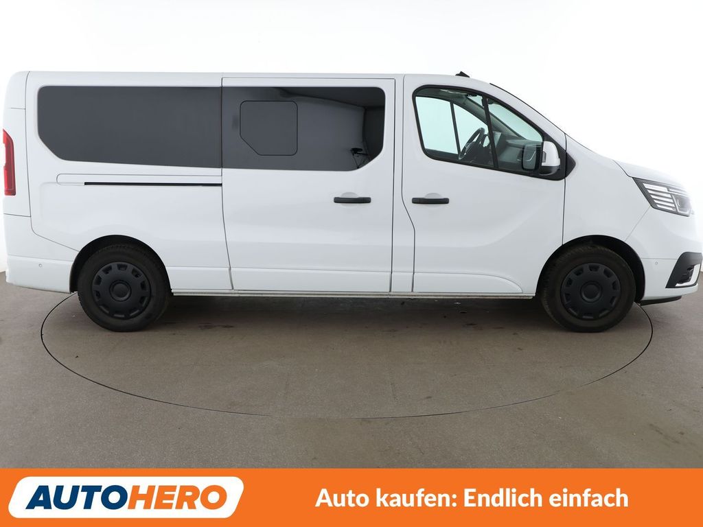 Renault Trafic 2023 г. Белый, пробег 58653 км