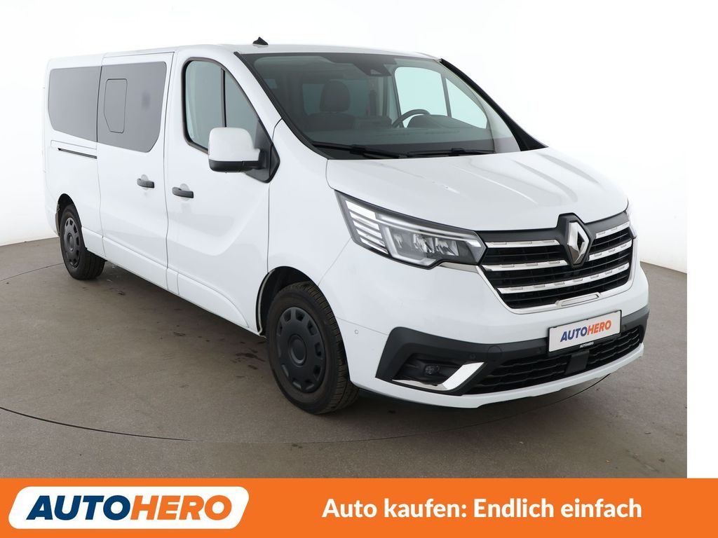 Renault Trafic 2023 г. Белый, пробег 58653 км