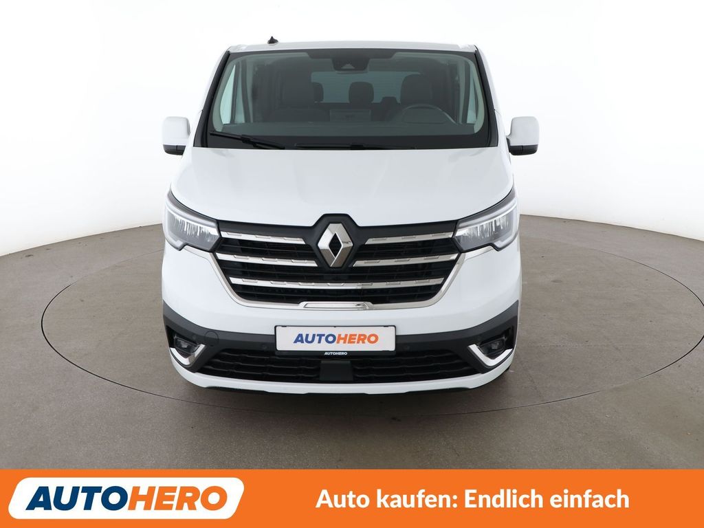Renault Trafic 2023 г. Белый, пробег 58653 км