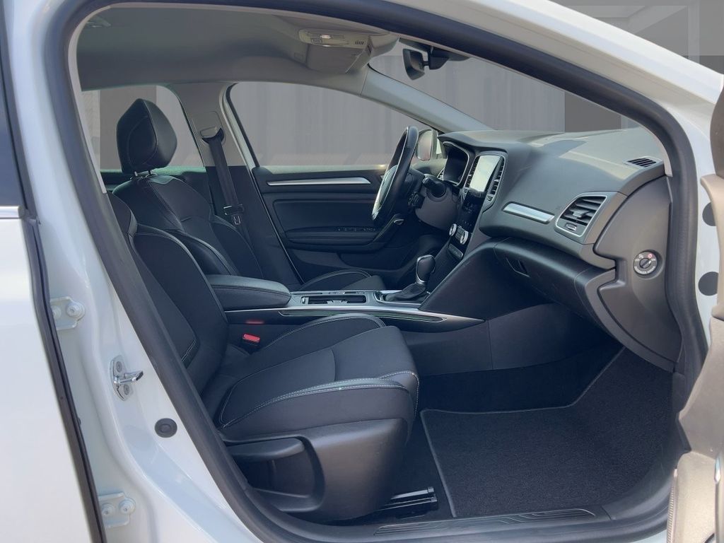 Renault Megane 2023 г. Белый, пробег 56177 км