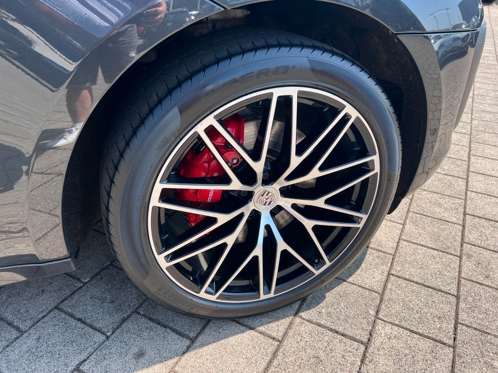 Porsche Macan 2024 г. Серый, пробег 47900 км