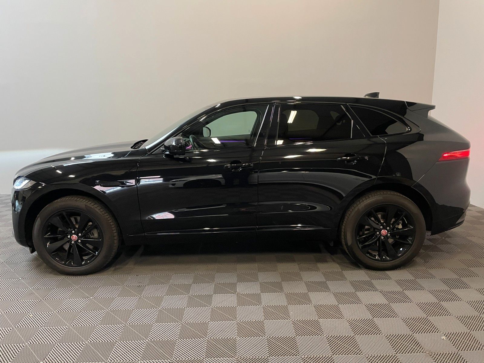 Jaguar F-Pace 2023 г. Чёрный, пробег 58000 км