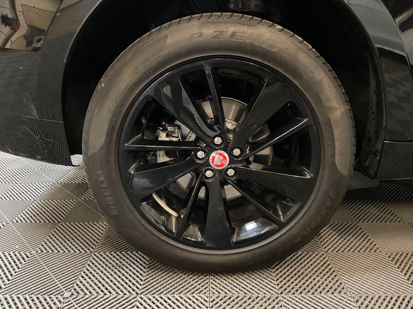 Jaguar F-Pace 2023 г. Чёрный, пробег 58000 км