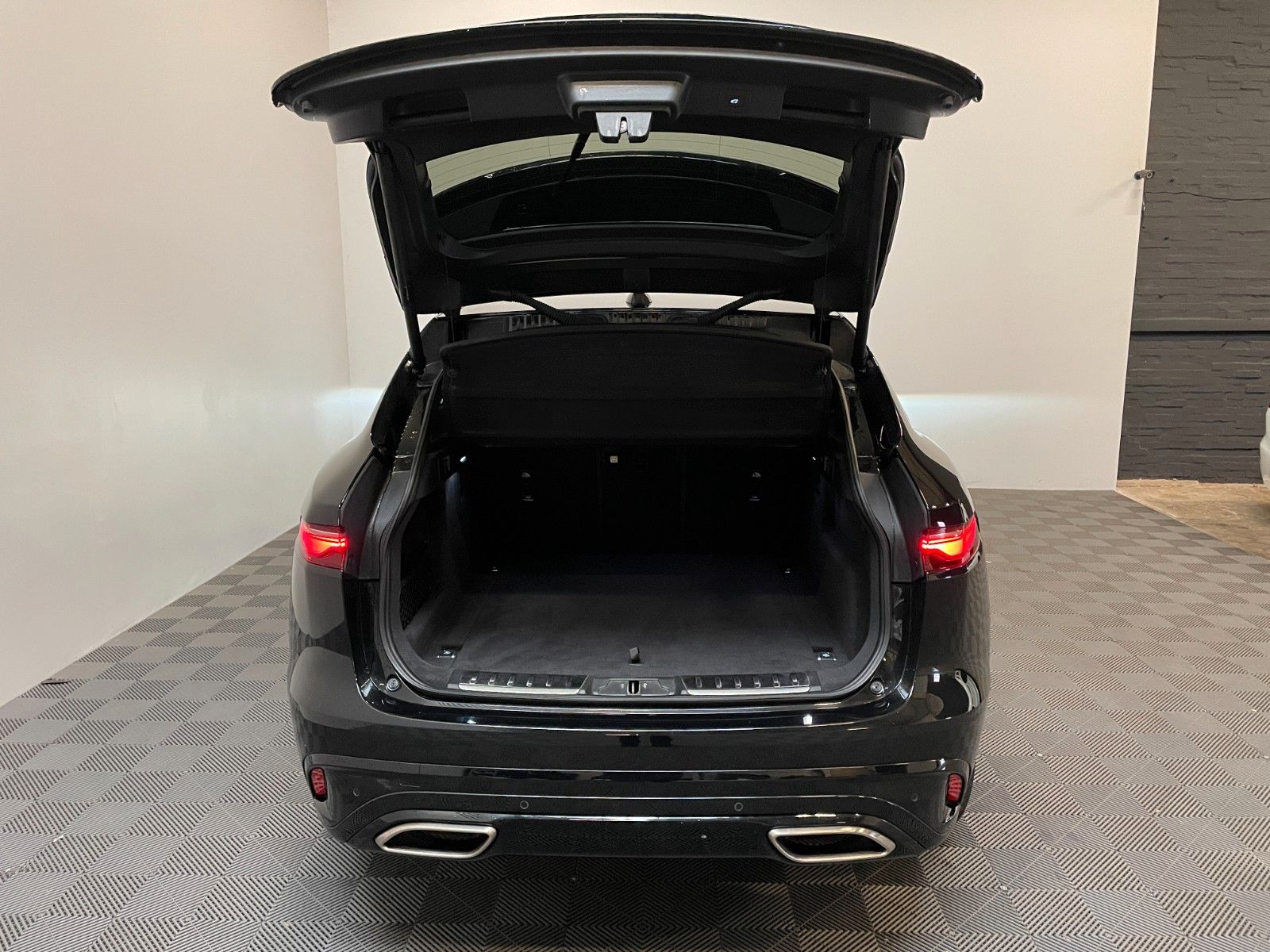Jaguar F-Pace 2023 г. Чёрный, пробег 58000 км