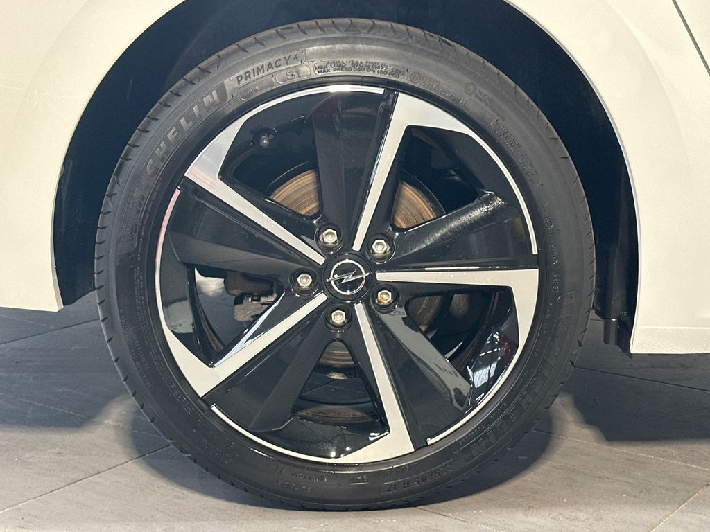 Opel Astra 2024 г. Белый, пробег 59750 км