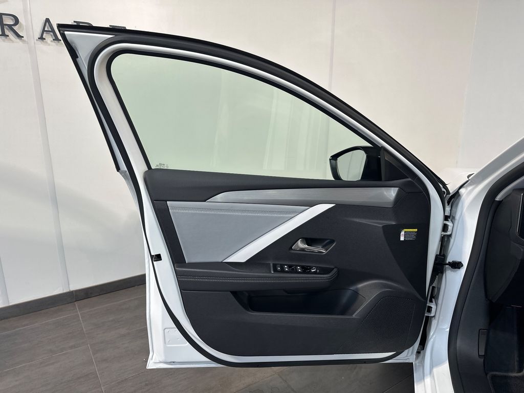 Opel Astra 2024 г. Белый, пробег 59750 км