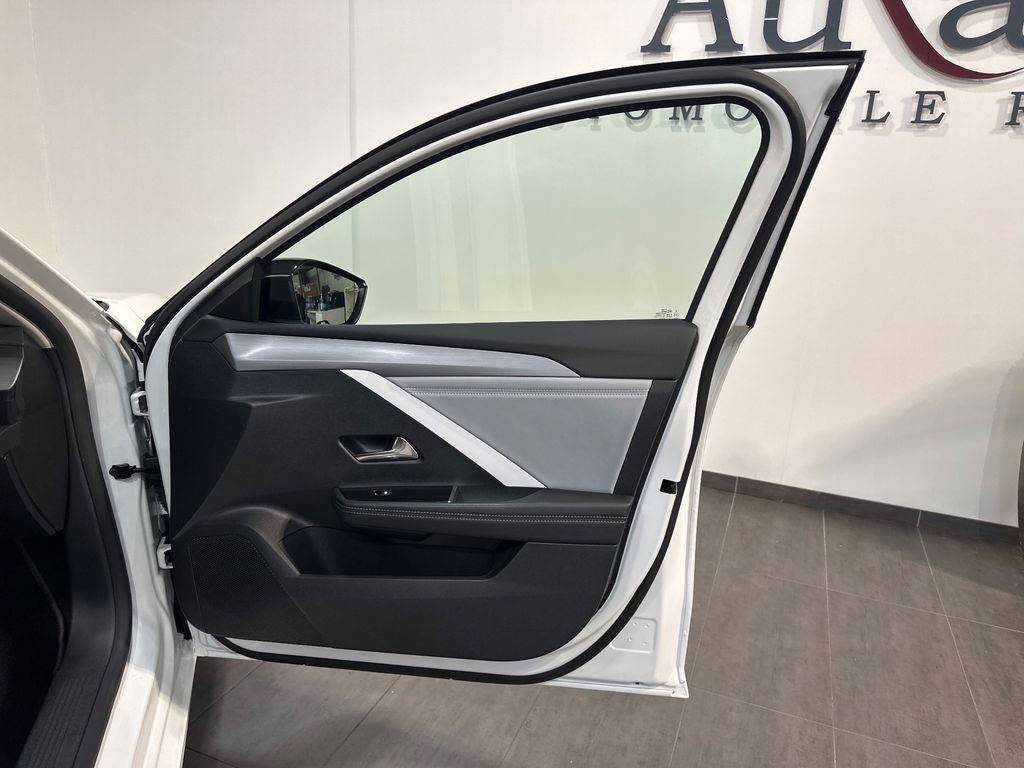 Opel Astra 2024 г. Белый, пробег 59750 км
