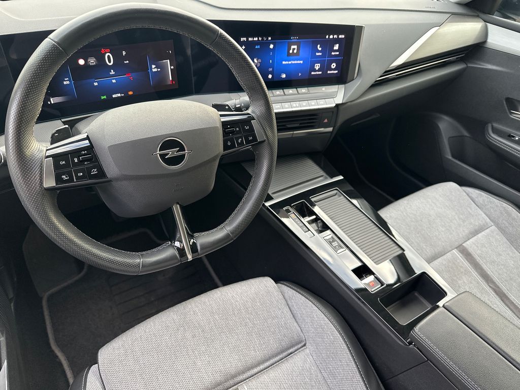 Opel Astra 2024 г. Белый, пробег 59750 км