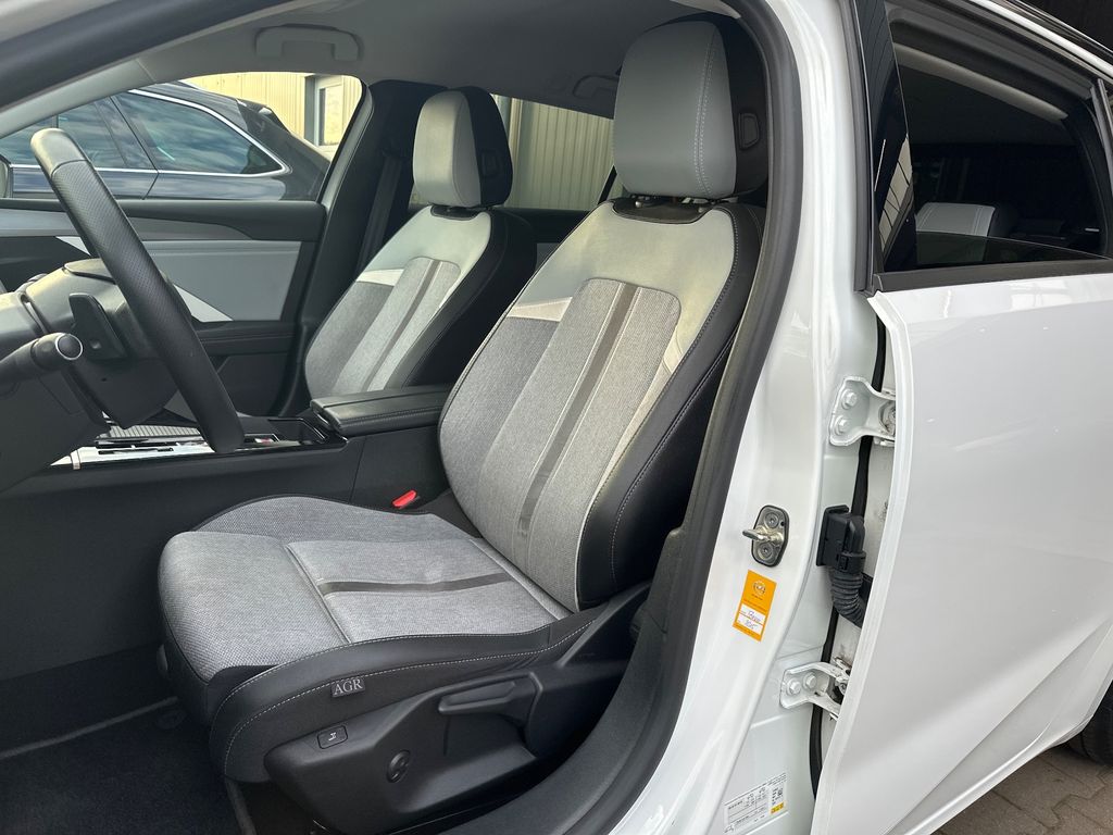 Opel Astra 2024 г. Белый, пробег 59750 км