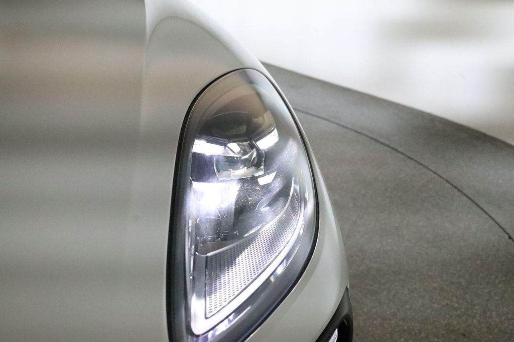 Porsche Macan 2023 г. Серый, пробег 43400 км