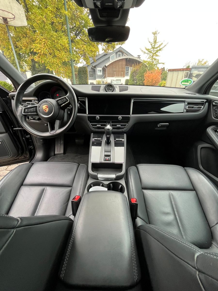 Porsche Macan 2023 г. Чёрный, пробег 54000 км