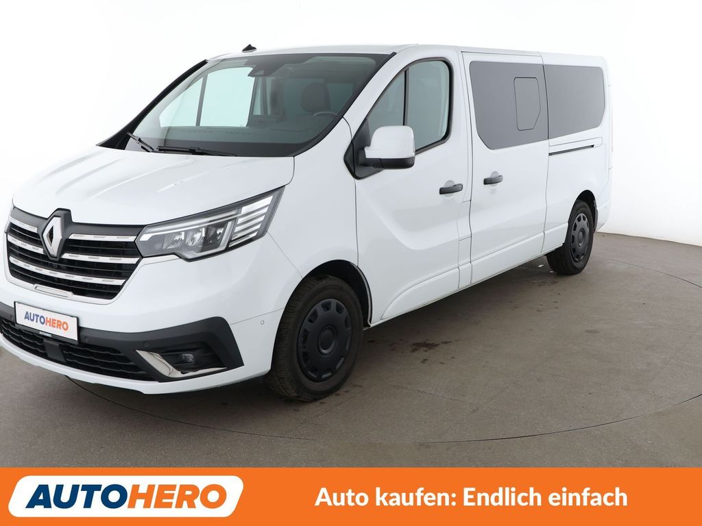 Renault Trafic 2023 г. Белый, пробег 58653 км