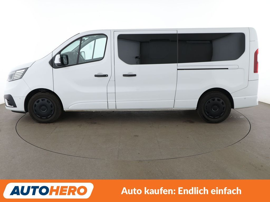 Renault Trafic 2023 г. Белый, пробег 58653 км
