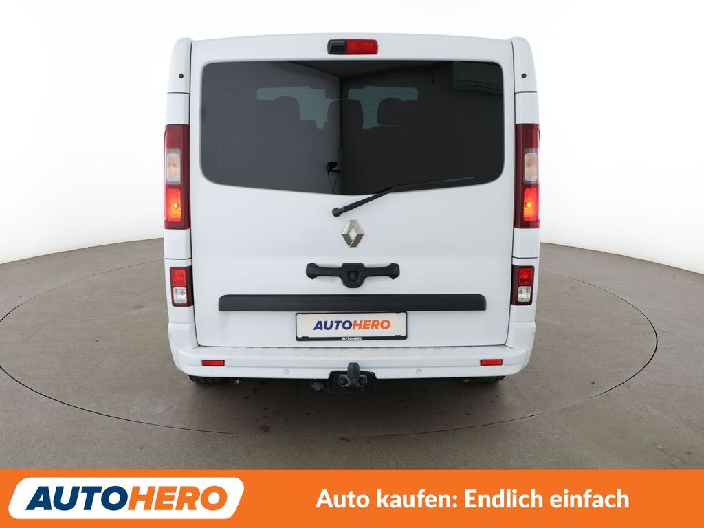 Renault Trafic 2023 г. Белый, пробег 58653 км