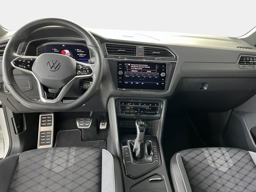 Volkswagen Tiguan 2023 г. Белый, пробег 33900 км